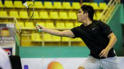 Selebritas Indonesia, El Rumi berusaha mengembalikan shuttle cock ke arah lawannya, Jefan Nathanio dalam cabang olahraga bulu tangkis nomor tunggal putra Turnamen Olahraga Selebriti Indonesia (TOSI) season 2 di GOR POPKI Cibubur, Jakarta Timur, Sabtu (13/01/2023). El Rumi menang dua set langsung (21-14, 21-16). (Bola.com/Bagaskara Lazuardi)