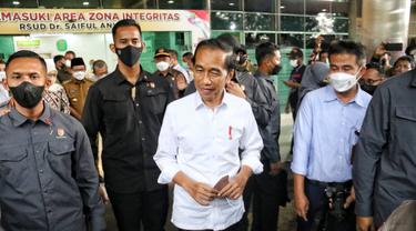 Jokowi saat menjenguk korban tragedi Kanjuruhan di Malang. (Zainul Arifin/Liputan6.com)
