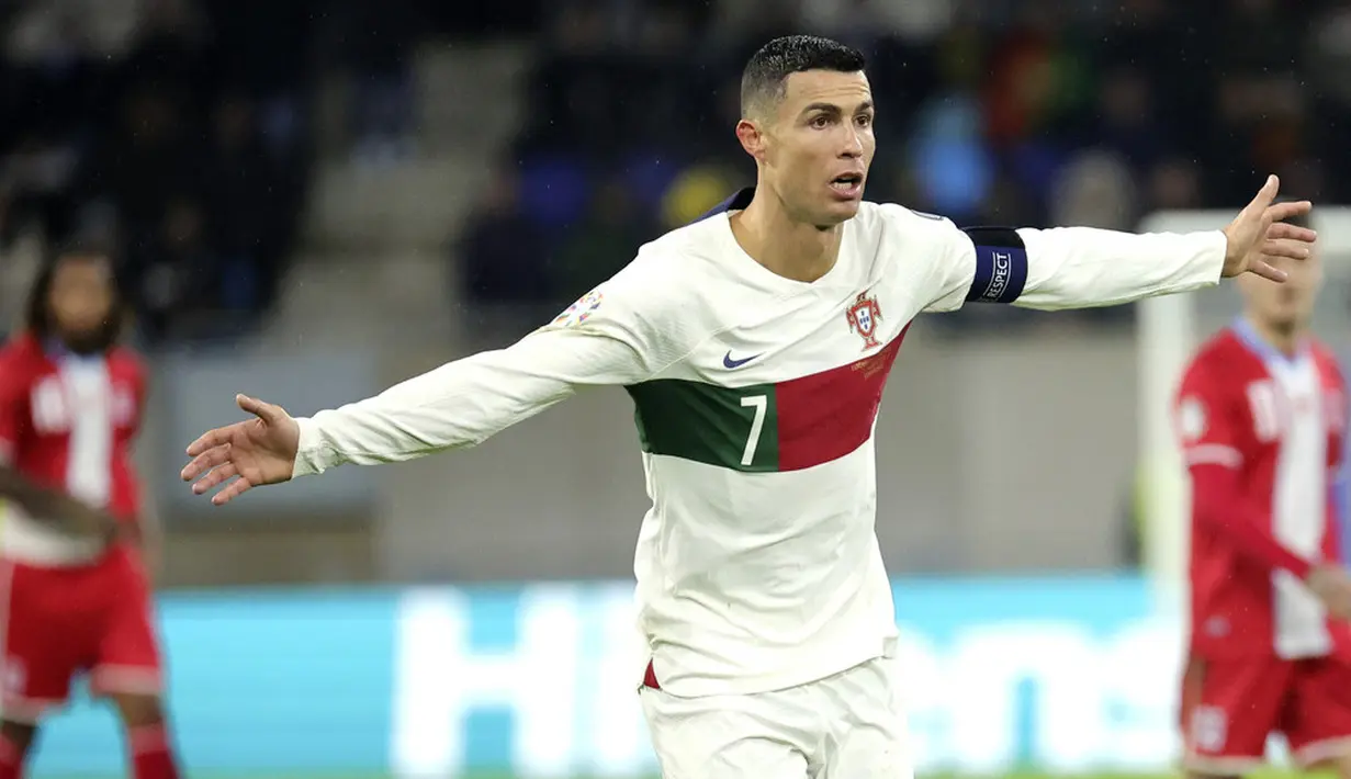 Pemain Portugal, Cristiano Ronaldo, melakukan selebrasi setelah mencetak gol ke gawang Luksemburg pada matchday kedua Grup J Kualifikasi Euro 2024 di Stadion Stade de Luxembourg, Senin (27/3/2023).  Dengan hasil ini, Portugal kukuh di puncak klasemen Grup J setelah mengoleksi enam poin dari dua pertandingan. (AP Photo/Olivier Matthys)