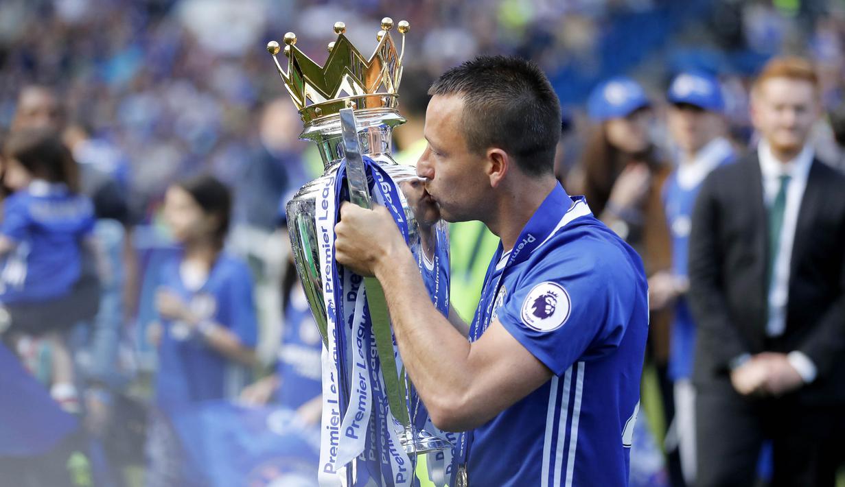 Kapten Chelsea, John Terry, mencium tropi Premier League 2016/2017 usai laga melawan Sunderland di Stamford Bridge, Minggu (21/5/2017). Terry resmi mengakhiri kiprahnya selama 22 tahun di Chelsea. (AP/Frank Augstein)