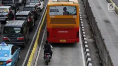 Pengendara sepeda motor berada di belakang bus Transjakarta di Jalan Gunung Sahari, Jakarta, Kamis (27/12). Selain melanggar hukum, perilaku buruk pemotor tersebut juga dapat membahayakan keselamatan. (Liputan6.com/Immanuel Antonius)