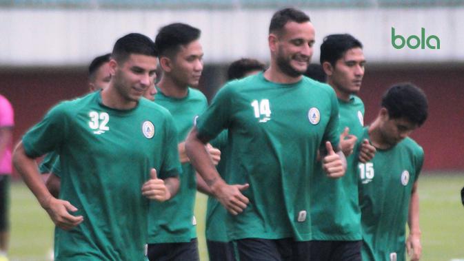 Pemain PSS Sleman berlatih menjelang pertandingan melawan Arema FC di Stadion Maguwoharjo Sleman, Selasa (14/5/2019). (Bola.com/Vincentius Atmaja)