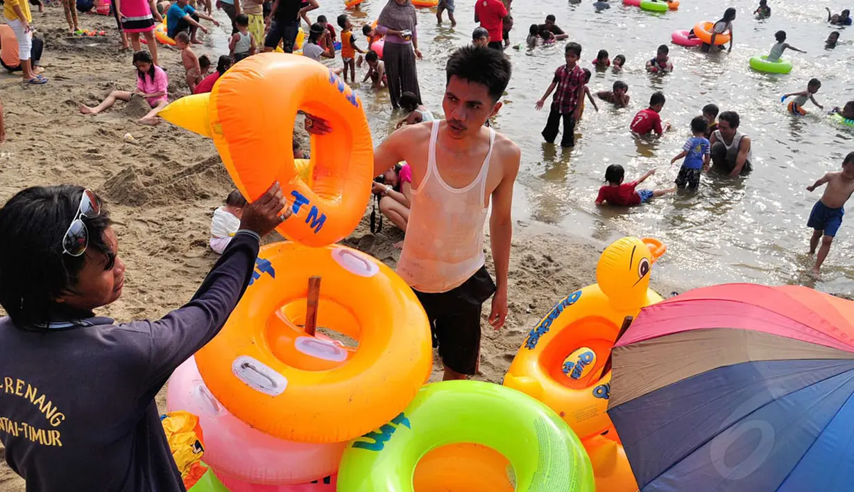 Membludaknya jumlah pengunjung di Pantai Ancol, Jakarta, (30/7/2014), dimanfaatkan sejumlah pihak untuk meraup keuntungan dengan menyewakan pelampung anak. (Liputan6.com/Faizal Fanani)  
