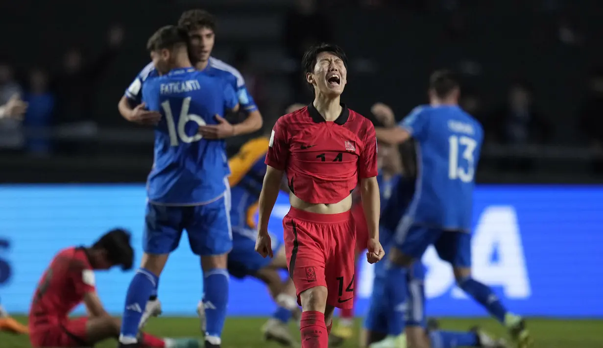 Ekspresi kekesalan pemain Korea Selatan U-20, Kang Sang-yoon (tengah), setelah dikalahkan Timnas Italia U-20 dalam pertandingan semifinal Piala Dunia U-20 2023 yang digelar di Estadio Unico Diego Maradona, La Plata, Jumat (9/6/2023) pagi WIB. (AP Photo/Ricardo Mazalan)