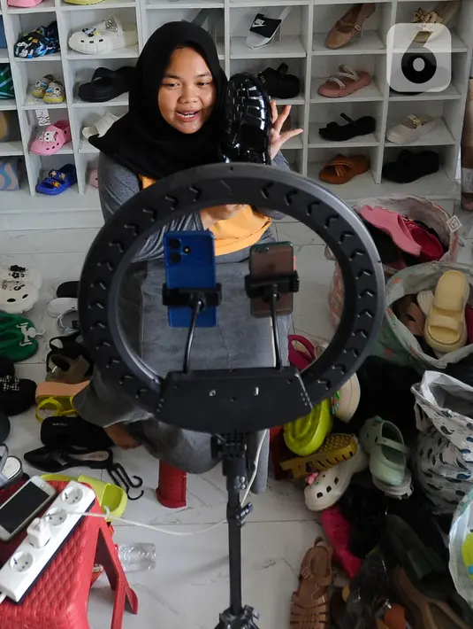 Pedagang berjualan melalui siaran langsung di NShopZ di kawasan Cinere, Depok, Jawa Barat(19/12/2023). (merdeka.com/Arie Basuki)