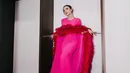 Pesona unik Mahalini Raharja pakai sebuah dress panjang berwarna pink. Dress ini memiliki detail seperti cape yang menjuntai panjang hingga ke lantai dengan ujung bulu-bulu berwarna merah. [Foto: Instagram/mahaliniraharja]