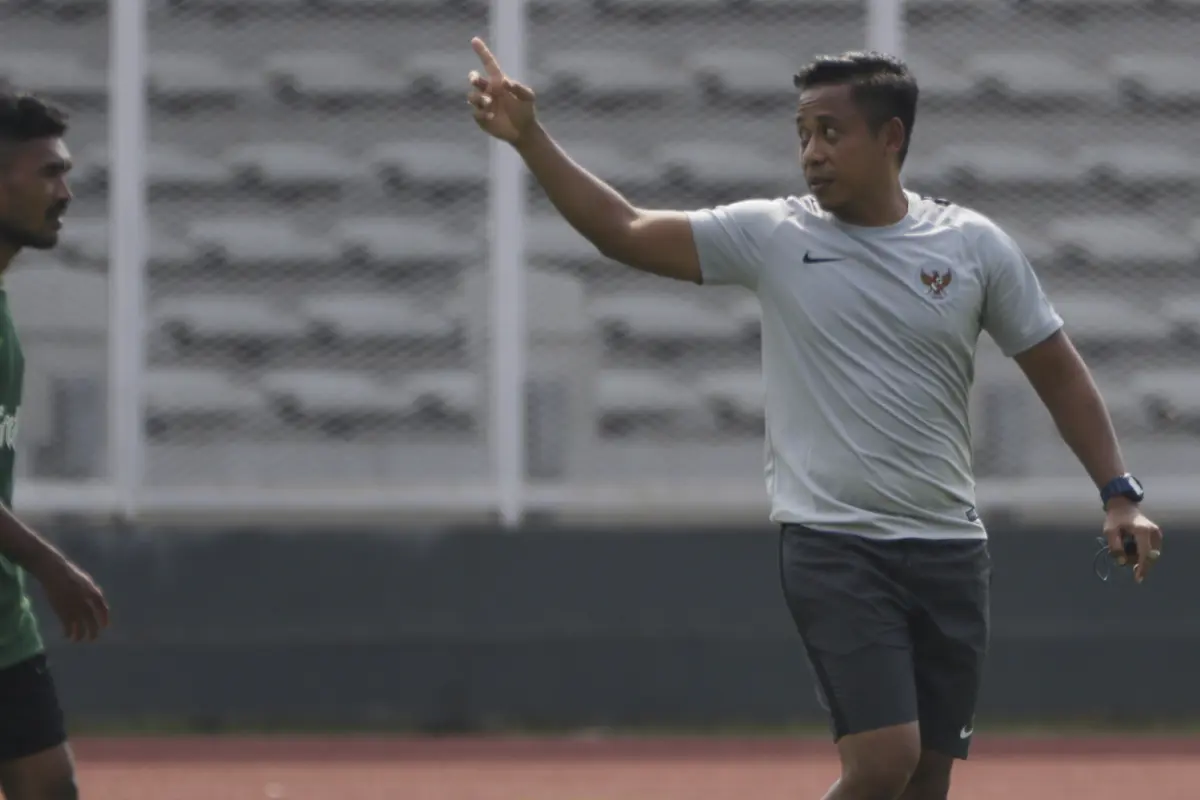 Asisten pelatih Timnas Indonesia U-22, Yunan Helmi. (Bola.com/Vitalis Yogi Trisna)