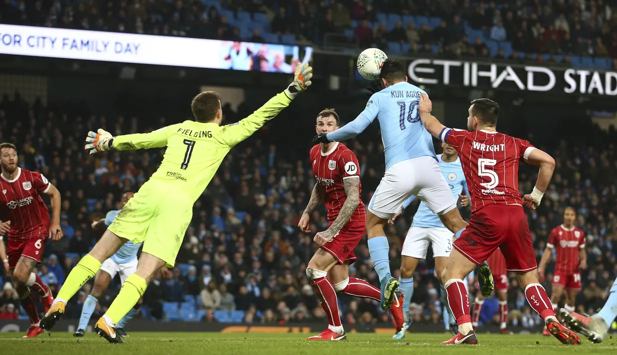 Striker Manchester City, Sergio Aguero, mencetak gol ke gawang Bristol City pada leg pertama semifinal Piala Liga Inggris di Stadion Etihad, Selasa (9/1/2018). Manchester City menang 2-1 atas Bristol City. (AP/Dave Thompson)