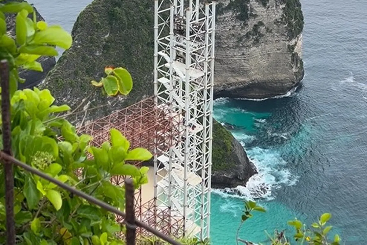 Proyek lift kaca di Nusa Penida