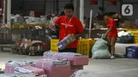 Pekerja menyortir paket yang akan dikirim ke berbagai kota di Mega Hub Lion Parcel, Kota Tangerang, Banten, Rabu (18/12/2024). (Liputan6.com/Angga Yuniar)