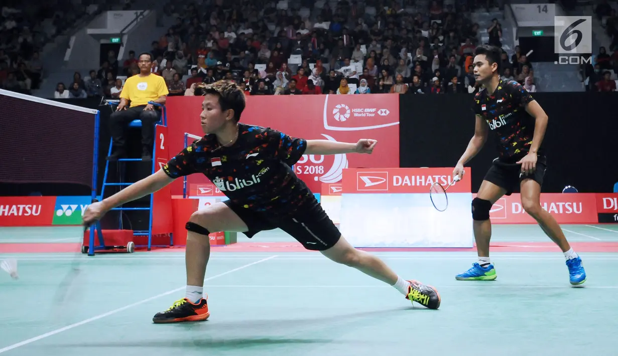 Ganda campuran Indonesia, Tontowi Ahmad/Liliyana Natsir saat melawan Lee Yang/Hsu Ya Ching (Taiwan) pada babak kedua Indonesia Masters 2018 di Istora Senayan, Jakarta, Kamis (25/1). Tontowi/Liliyana unggul 21-12, 21-10. (Liputan6.com/Helmi Fithriansyah)