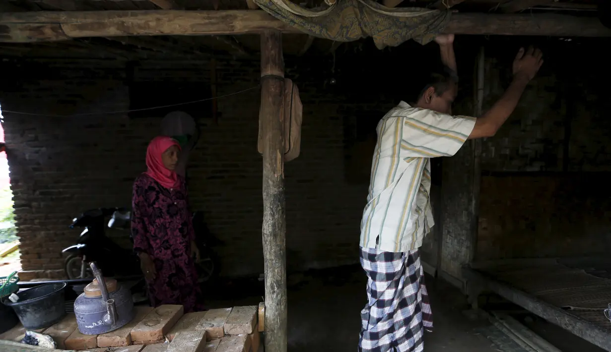 Madrosik, yang menderita penyakit mental di masa lalu dibebaskan dari rantai di sekitar kakinya dua tahun lalu, berjuang untuk berjalan di desa Bunihara di Serang, Provinsi Banten, Indonesia (23/3). (REUTERS/Beawiharta)