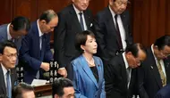 Sanae Takaichi, pemimpin Partai Demokrat Liberal yang berkuasa, bersama para anggota parlemen lainnya menghadiri sidang luar biasa majelis rendah di Tokyo, Jepang, Selasa, (21/10/2025). (Dok. AP/Eugene Hoshiko)&nbsp;