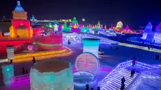 Suasana saat Festival Es dan Salju digelar di Harbin, Tiongkok, Rabu (4/1). Festival musim dingin legendaris tersebut kembali menampilkan pahatan dan replika sejumlah ikon dunia berukuran raksasa yang terbuat dari es.( AFP PHOTO / Nicolas ASFOURI)