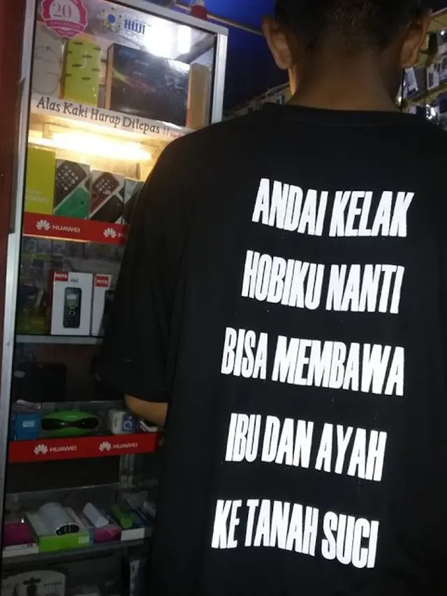 6 Tulisan Nyeleneh di Belakang Baju Pedagang Ini Bikin Pembeli Salah Fokus