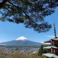 Gunung Fuji terlihat dari kuil Arakura Fuji Sengen di kota Fujiyoshida, prefektur Yamanashi, pada Kamis (22/4/2021). Prefektur Yamanashi terletak di sebelah barat Tokyo yang memiliki spot-spot wisata terkenal, salah satunya gunung tertinggi di Jepang, Gunung Fuji. (Behrouz MEHRI / AFP)