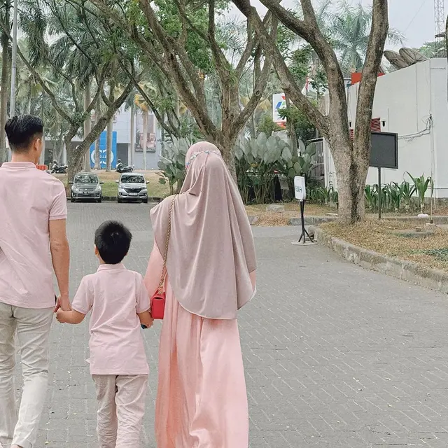 6 Potret Kedekatan Ikram Rosadi dan Anak Larissa Chou,