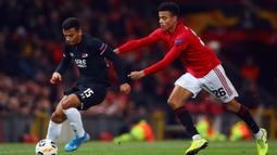 Pemain AZ Alkmaar Owen Wijndal (kiri) dan pemain Manchester United Mason Greenwood berebut bola saat pertandingan Grup L Liga Europa di Old Trafford, Manchester, Inggris, Kamis (12/12/2019). Manchester United menang 4-0. (AP Photo/Dave Thompson)