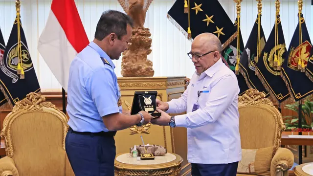 Direktur Utama PT ASABRI (Persero), Wahyu Suparyono, mengunjungi Markas Besar TNI AU di Cilangkap, Jakarta Timur.