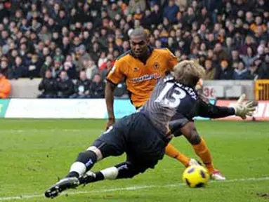 Striker Liverpool Fernando Torres (kiri) membuka kemenangan 3-0 atas Wolverhampton Wanderers pada partai Liga Premier di Molineux Stadium, 22 Januari 2011. AFP PHOTO/ANDREW YATES