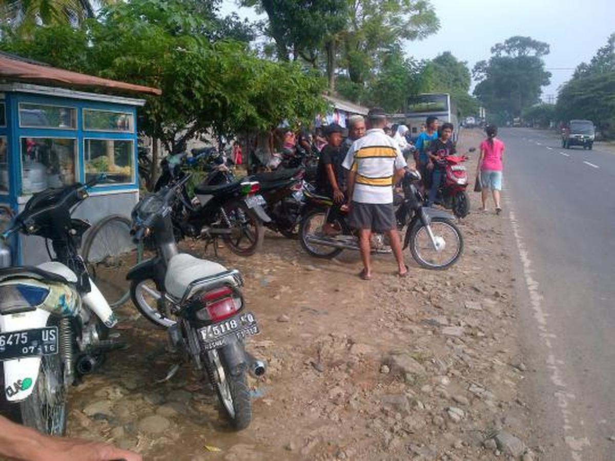 Penasaran, warga ramai-ramai tonton 'babi ngepet'