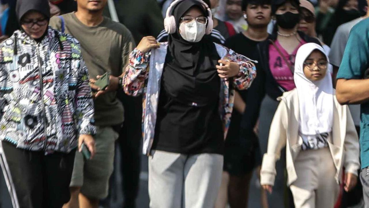 Melihat kondisi udara Ibu Kota yang kian memburuk warga mulai banyak menggunakan masker saat beraktivitas di luar ruangan.