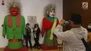 Pengunjung berpose di samping ondel-ondel yang ada di Museum Fatahillah dan Museum Wayang, Kota Tua, Jakarta, Selasa (26/6). Pemprov DKI menggratiskan biaya masuk sejumlah museum pada hari ini. (Liputan6.com/Arya Manggala)