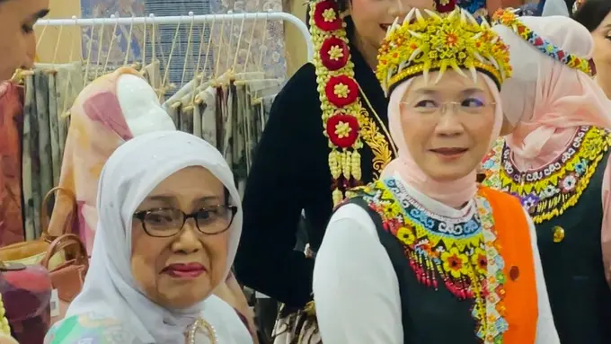 Wury Ma’ruf Amin Resmi Buka Pameran Kriyanusa 2024 di JCC Senayan, Tampil Berbusana Adat Dayak