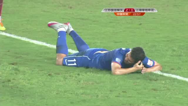 Tom Cahill eks striker Everton kini bermain untuk tim Shanghai Shenhua di Liga Super Cina. Ia mencetak 2 gol hebat melawan Jiangsu Sainty.