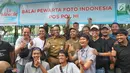 Gubernur DKI Jakarta Anies Baswedan berfoto bersama pewarta foto di Balai Pewarta Foto Indonesia Pos Pol HI di Jakarta Pusat, Senin (22/4). Kedatangan Gubernur DKI Jakarta Anies Baswedan di Bundaran HI untuk melihat fasilitas publik di Jakarta. (Liputan6.com/Johan Tallo)