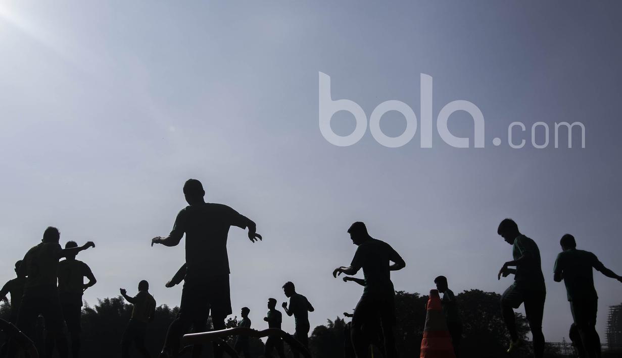 Para pesepak bola muda melakukan pemanasan saat mengikuti seleksi Timnas Indonesia U-22 di Lapangan SPH Karawaci, Banten, Rabu (22/2/2017). (Bola.com/Vitalis Yogi Trisna)