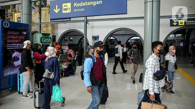Arus Balik Lebaran Idul Fitri, Stasiun Pasar Senen Ramai Kedatangan Pemudik