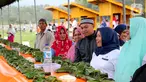 Warga melihat bungkus nasi kuning selama Gebyar Safar 1441 H di Desa Pangi, Kecamatan Suwawa Timur, Kabupaten Bone Bolango (Bonebol), Rabu (23/10/2019). Sebanyak 5.000 bungkus nasi kuning disajikan dalam perayaan yang turut dihadiri Bupati Bone Bolango, Hamim Pou, itu. (Liputan6.com/Arfandi Ibrahim)