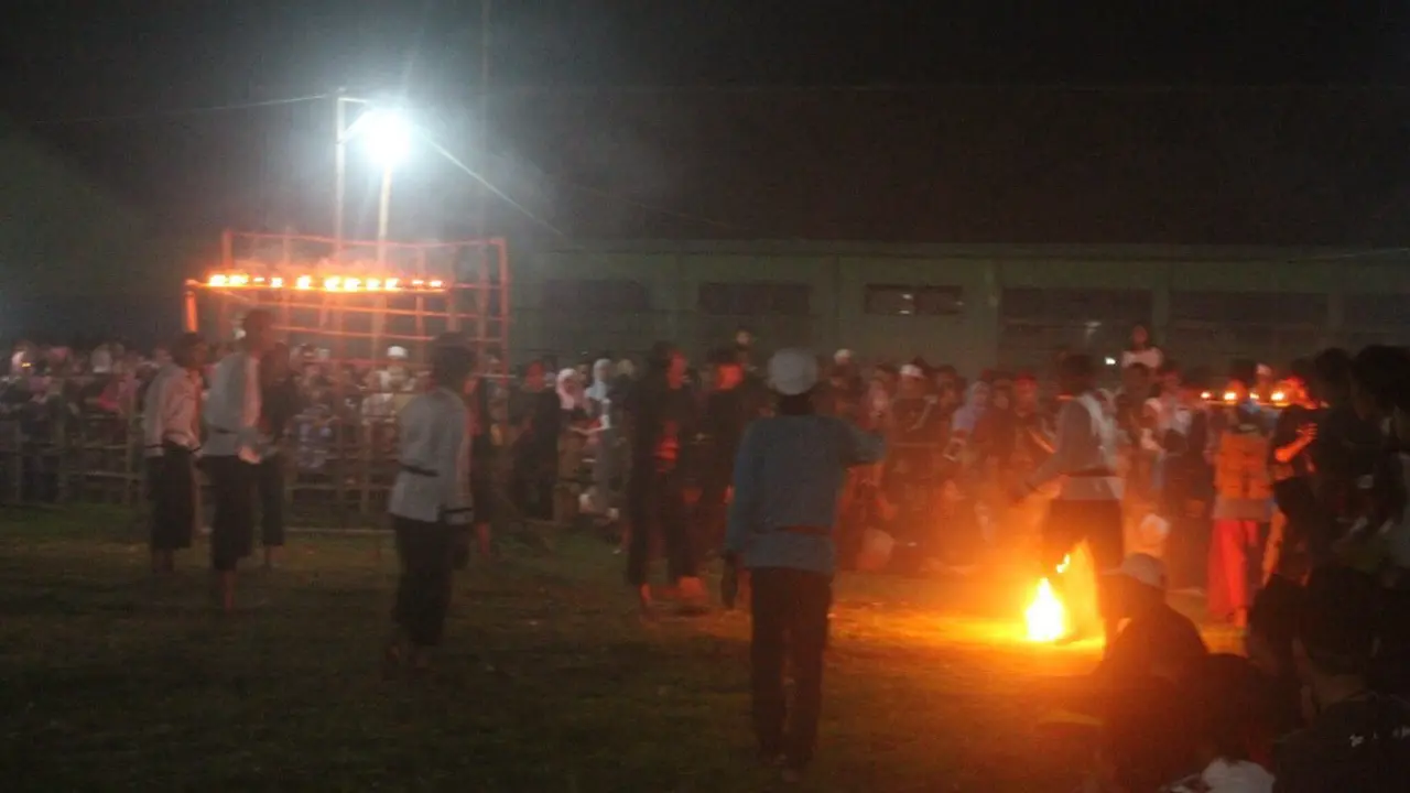 Pesta Kelulusan ala Santri Cirebon, Mandi Petasan dan Bola Api