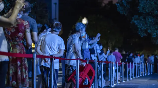 Potret Warga Wuhan Antre Tes COVID-19 Sampai Malam
