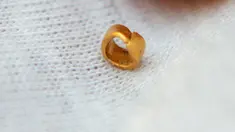 Ditemukan emas berbentuk seperti cincin di desa Yunatsite , Bulgaria , 8 Agustus 2016.Emas tersebut ditemukan oleh arkeolog asal Bulgaria dan kemungkinan emas tersebut merupaka emas tertua di dunia. (REUTERS/Dimitar Kyosemarliev)
