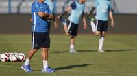 Pelatih Timnas Prancis, Didier Deschamps (kiri) memimpin latihan resmi Les Bleus di Stadion Qemal Stafa, Tirana, Albania, Juni tahun lalu. Deschamps akan mengumumkan skuat resmi Timnas Prancis pada 12 Mei 2016. (EPA/Armando Babani)
