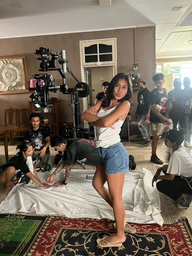 6 Potret Shenina Cinnamon di Balik Layar Proses Syuting 'Do You See What I See'