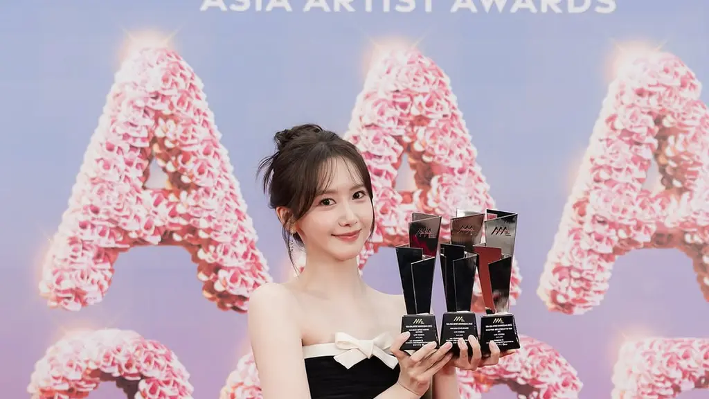 Di ajang Asia Artist Awards 2025 yang berlangsung di Kaohsiung National Stadium, pemeran utama Bon Apetit, Your Majesty ini meraih triple crown bergengsi: Daesang Actress of the Year, Best Artist Award, dan Asia Star Award. Kemenangan besar ini dirayakan lewat penampilan red carpet yang begitu anggun dan memikat, sebuah gaya coquette klasik yang terasa manis namun tetap elegan. [@limyoona_official].
