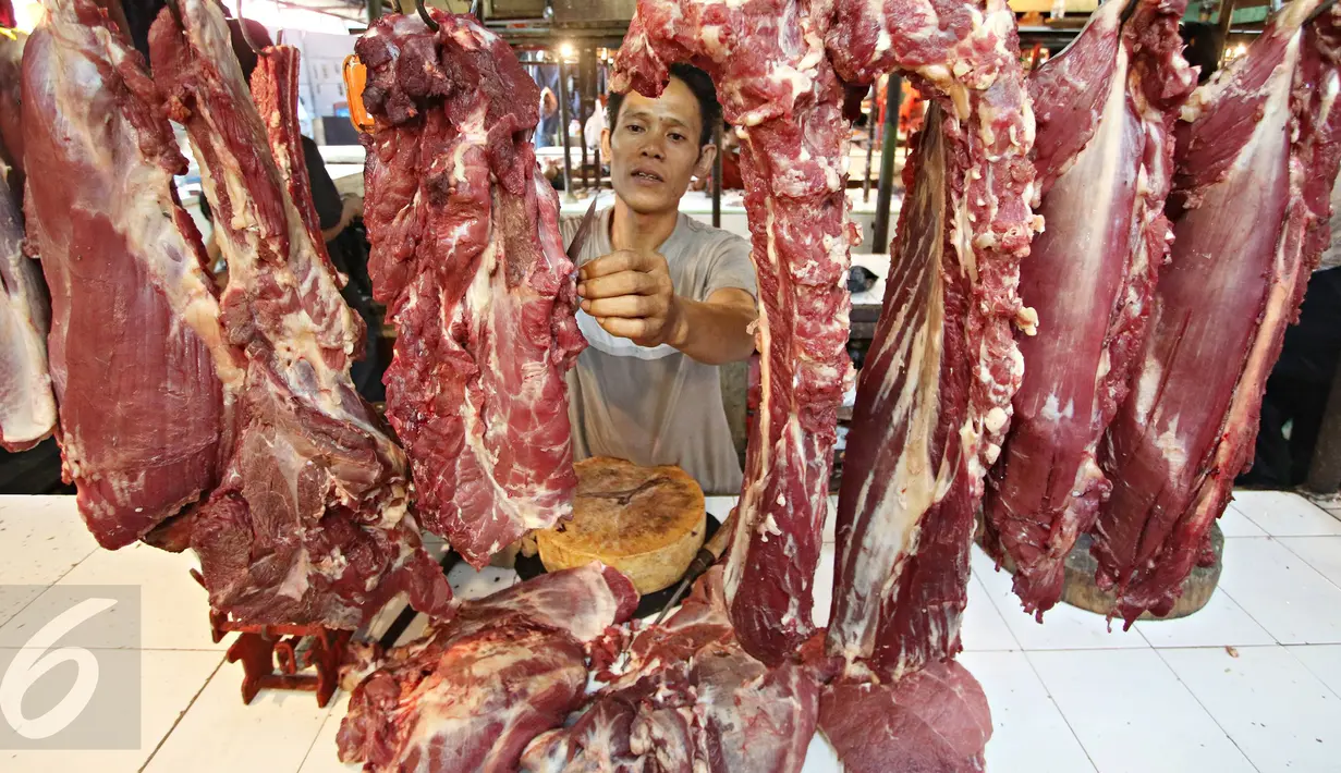 Pedagang memotong daging sapi jualannya di Pasar Senen, Jakarta, Senin (25/1). Harga daging sapi di pasar tradisional di Jakarta naik dari Rp 95 ribu-Rp 100 ribu per kilogram (kg) menjadi Rp 130 ribu per kg. (Liputan6.com/Immanuel Antonius)