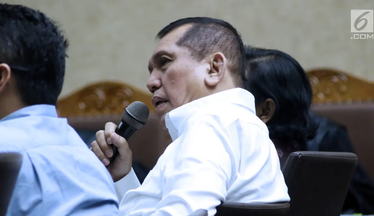Mantan Ketua Komisi II DPR, Chairuman Harahap saat menjadi saksi pada sidang dugaan korupsi pengadaan e-KTP dengan terdakwa Irvanto Hendra Pambudi dan Made Oka Masagung di Pengadilan Tipikor, Jakarta, Selasa (7/8). (Liputan6.com/Helmi Fithriansyah)