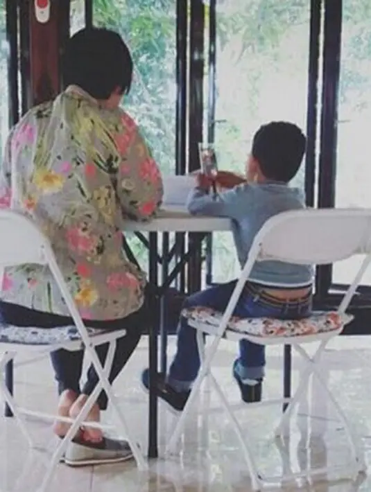 "Hati saya hancur (lagi). Anak saya, SYARIF BARU UMUR 4 TAHUN!! YANG DIBUTUHKAN ADALAH IBUNYA!! Tapi saya selama 6 bulan terakhir sudah tidak bisa menjalankan hak dan kewajiban saya sebagai seorang Ibu." tulisnya. (Instagram/tsaniamarwa54)