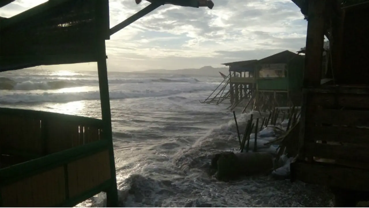 Gelombang Pasang Rusak Bangunan di Pesisir Pantai Palabuhanratu