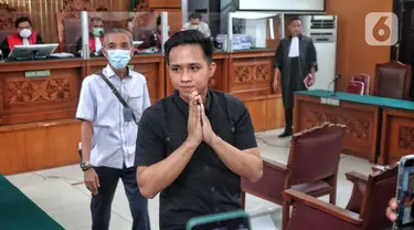 Terdakwa kasus pembunuhan Brigadir Nopriansyah Yosua Hutabarat (Brigadir J), Richard Eliezer usai mengikuti sidang di Pengadilan Jakarta Selatan, Rabu (11/1/2023). Majelis Hakim Pengadilan Negeri (PN) Jakarta Selatan menunda sidang pembacaan tuntutan terdakwa Richard Eliezer Pudihang Lumiu. (Liputan6.com/Angga Yuniar)