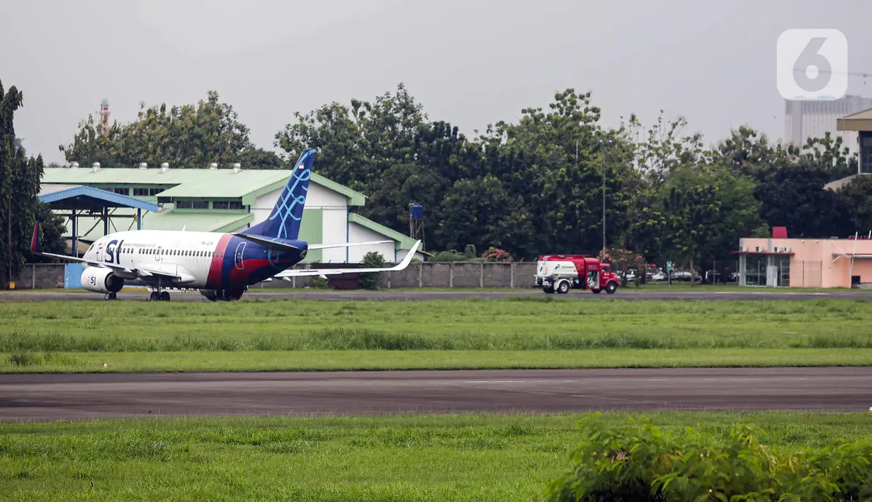 Sebuah pesawat parkir di Apron Bandara Pondok Cabe, Pamulang, Tangerang Selatan, Banten, Rabu (29/12/2021). Kementerian Perhubungan menunjuk Bandara Pondok Cabe dan Bandara Soekarno-Hatta sebagai bandara pengganti selama revitalisasi Bandara Halim Perdanakusuma. (Liputan6.com/Faizal Fanani)