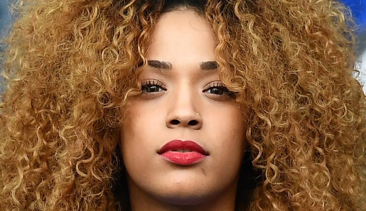 Sephora Coman istri pemain Prancis, Kingsley Coman's, memberika dukungan pada laga grup A  Euro 2016  antara Prancis vs Swiss di Stadion Pierre-Mauroy, Lille (20/6/2016) WIB. (AFP/Franck Fife)