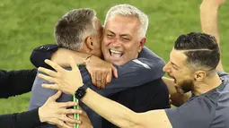 Pelatih AS Roma Jose Mourinho (tengah) berselebrasi pada akhir babak final Liga Konferensi Eropa UECL musim 2021-222 melawan Feyenoord di Arena Kombetare, Tirana, Albania, Kamis (26/5/2022) dini hari WIB. 'Serigala Ibu Kota' menang 1-0 lewat gol Nicolo Zaniolo dan adalah gelar pertama AS Roma sejak 14 tahun terakhir. (Lisi Niesner/Pool via AP)