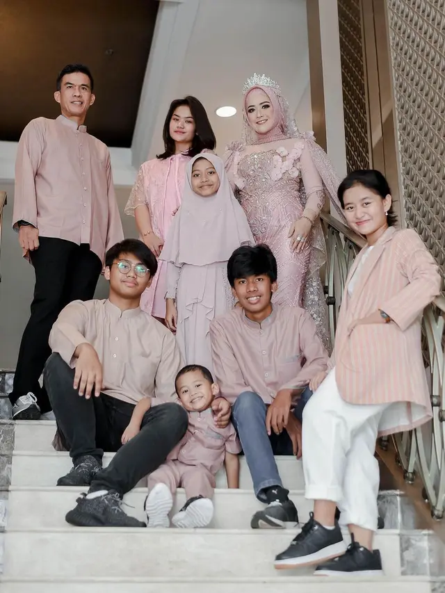 7 Momen Syukuran Ulang Tahun Meggy Wulandari yang Ke 40
