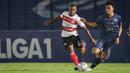 Kendali permainan masih dipegang Madura United. Peluang kembali didapat lewat aksi individu David Laly. (Bola.com/Bagaskara Lazuardi)