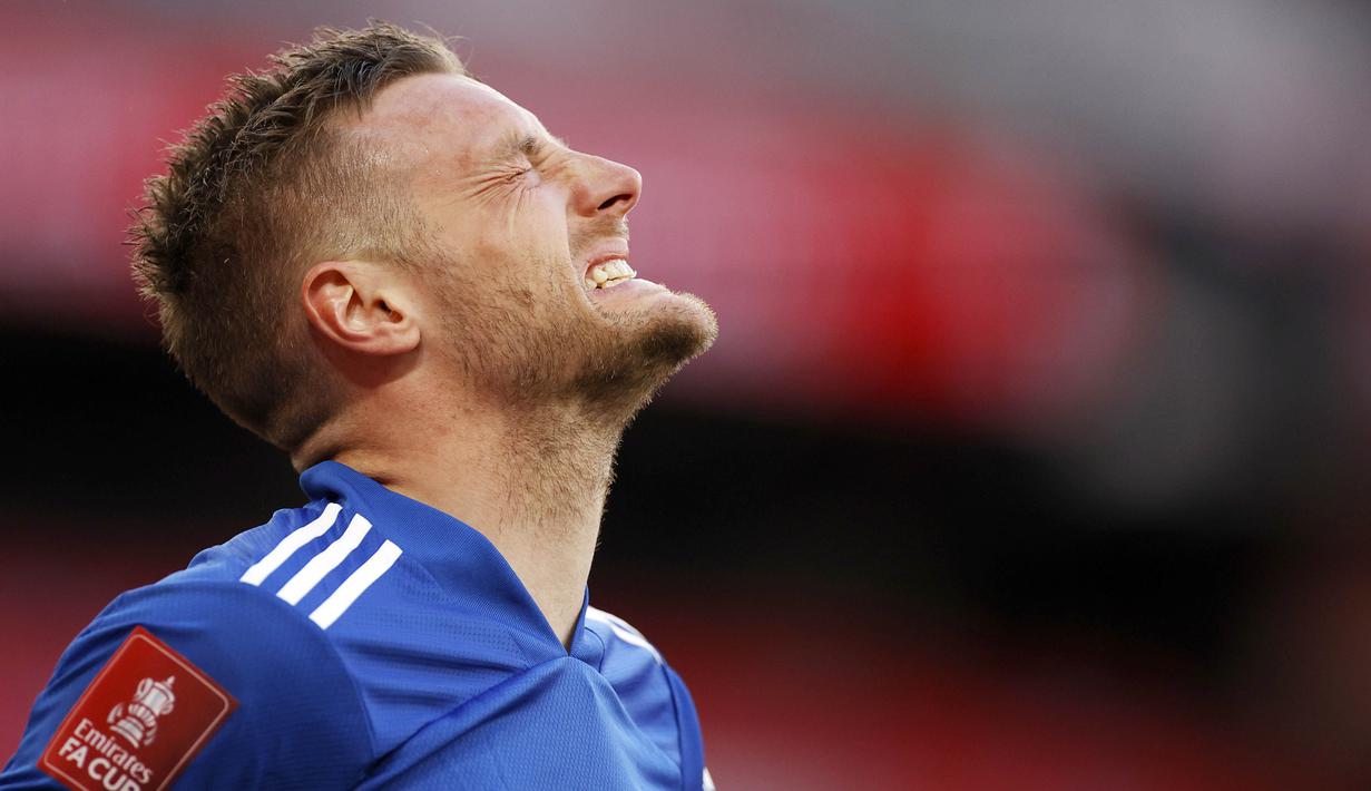 Striker Leicester City, Jamie Vardy, tampak kecewa usai gagal mencetak gol ke gawang Southampton pada laga Piala FA di Stadion Wembley, Senin (19/4/2021). Leicester City menang dengan skor 1-0. (John Sibley/Pool via AP)